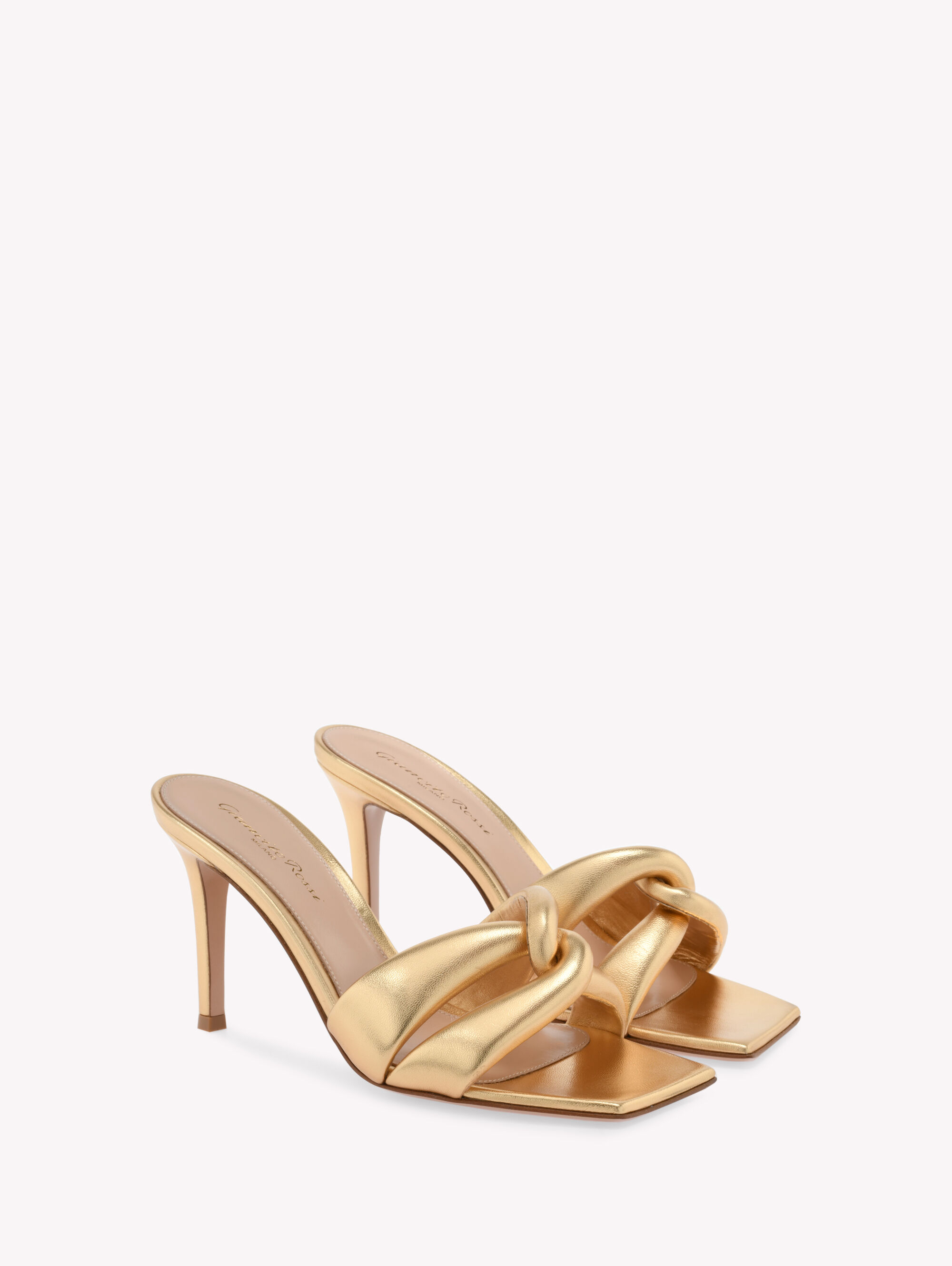 【関税込み】Gianvito Rossi ベージュ Amour ヒールサンダル Gianvito Rossiのベージュ Amour ヒールサンダルがセール中