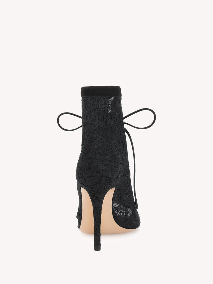 CLAUDIA BOOTIE