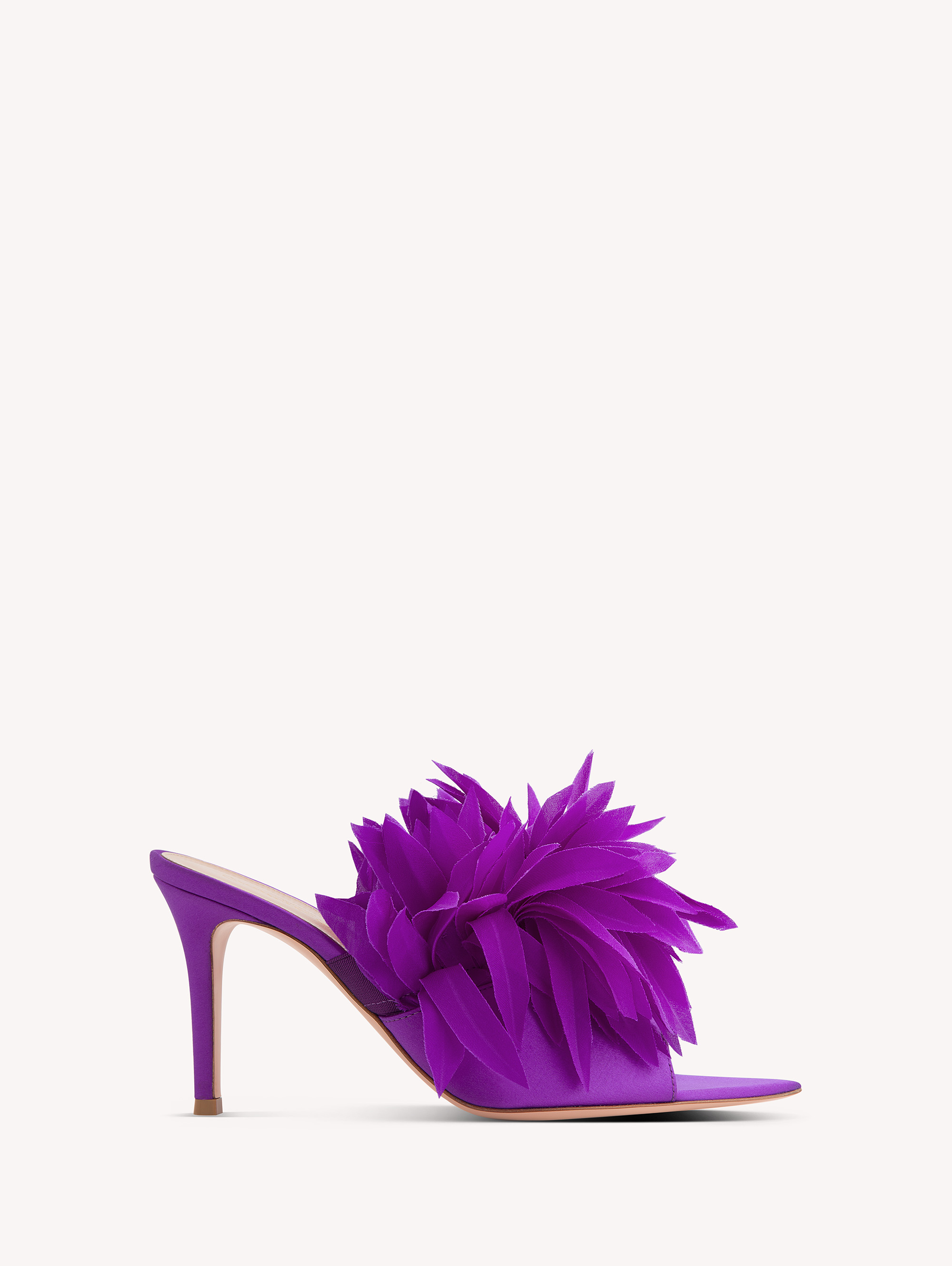 【Gianvito Rossi】 85 bow-detailベルベットミュール 85 bow-detail velvet mules in red - Gianvito Rossi | Mytheresa